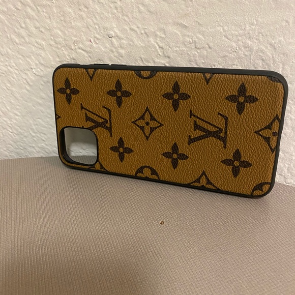 iPhone 11 Pro Max with giant monogram look phone case - Picture 6 of 7